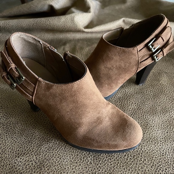 White Mountain Shoes - White Mt Booties Faux Suede, “Snappy” Side Zip, 3.5 “ Heel, Size 7.5